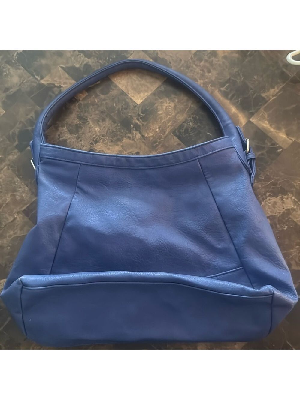 Roxy Shoulder Bag with Sleek Design and Durable Material